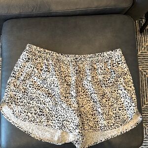 Mid-Rise StretchTech Run Shorts - Size Large. (Off White & Black)